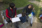 Auf dem heutigen Spielplatz: Myriam und Nicole's Sohn zeichnen den Schwammerlpark nach der Erzählung von Nicole.