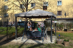 Triesterstr.74 - Innenhof, Gemeinschaftsgarten, Kinder in Gartenpavillon